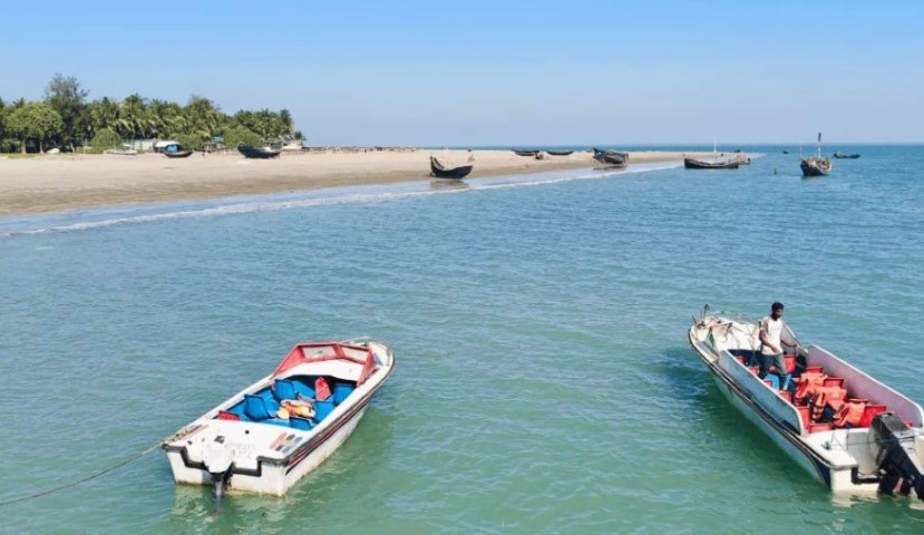 সেন্টমার্টিন থেকে ফেরার পথে স্পিডবোট উল্টে মা-মেয়ের মৃত্যু